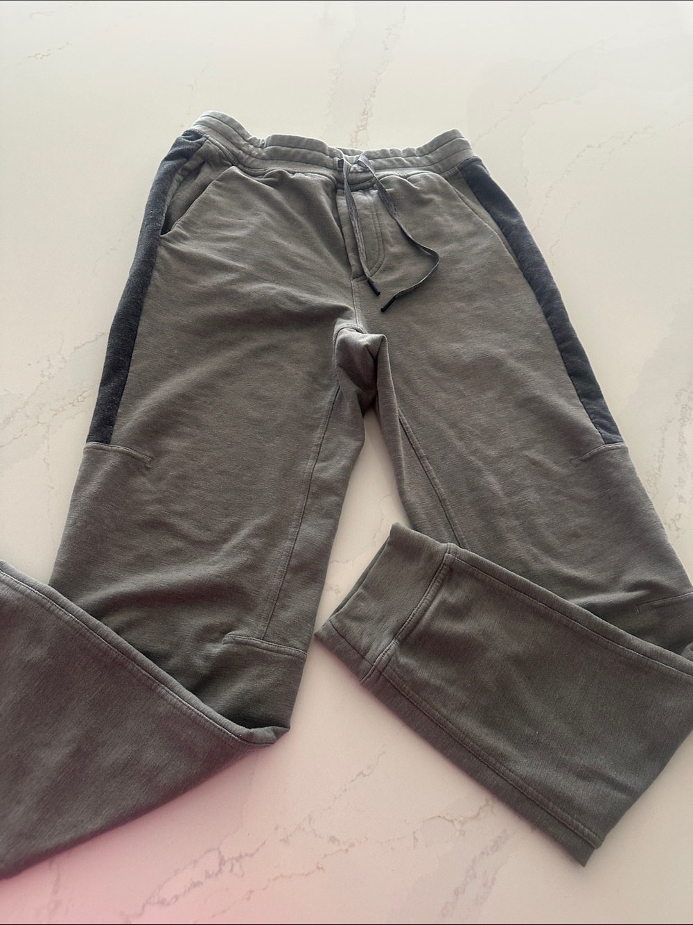 Lululemon Men’s two tone Gray jogger sweatpants size medium